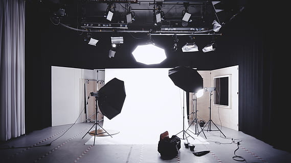 Kamerastudio, einstellen, Technologie, Fotografie-Themen, Lichtanlage, Fotoausrüstung, Fotoshooting, Filmindustrie, drinnen, hinter den Kulissen, Studio, keine Leute, Kunst, Kultur und Unterhaltung, Filmstudio, Ausrüstung, Industrie, Fernsehstudio, Abwesenheit, beleuchtet, Rundfunk-, Kabel, Kommunikation, Dreharbeiten, elektrische Lampe, 4K, CC0, gemeinfrei, lizenzfrei