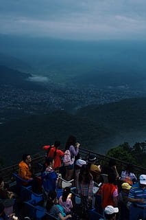 Gruppe, Menschen, suchen, Berg, Stadtblick, Wolken, Farben, Menge, Tageslicht, Landschaft, Berge, draußen, Silhouetten, Himmel, tragen, Gruppe von Leuten, echte Menschen, Männer, Wasser, Frau, Lebensstile, Freizeitbeschäftigung, Musikinstrument, Natur, Tag, High Angle View, Sitzung, Erwachsene, Schönheit in der Natur, Zusammengehörigkeit, 4K, CC0, gemeinfrei, lizenzfrei
