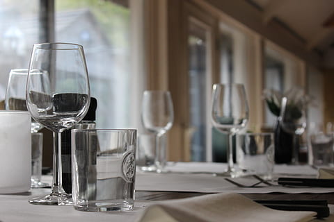 bord, diner, restaurant, spisning, aftensmad, måltid, lækker, gourmet, mad, frokost, møde, bordservice, glas, mad og drikke, vinglas, drikkeglas, husholdningsudstyr, fokus på forgrunden, indendørs, glas - materiale, forretning, gennemsigtig, drikke, forfriskning, ingen mennesker, fravær, dag, stilleben, vin, tæt på, indstilling, rødvin, luksus, 5K, CC0, offentligt domæne, royaltyfrie