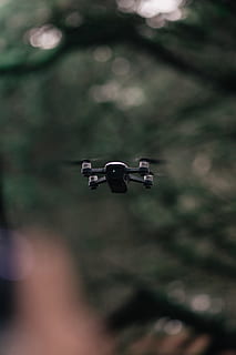 flyvende sort drone, kamera, drone, flyvende, makro, teknologi, Midt i luften, dag, selektiv fokusering, kamera - fotografisk udstyr, fokus på forgrunden, fotografering temaer, ingen mennesker, transportform, transportmidler, bevægelse, udendørs, luftfartøj, natur, overvågning, plante, sikkerhed, overvågningskamera, 4K, CC0, offentligt domæne, royaltyfrie