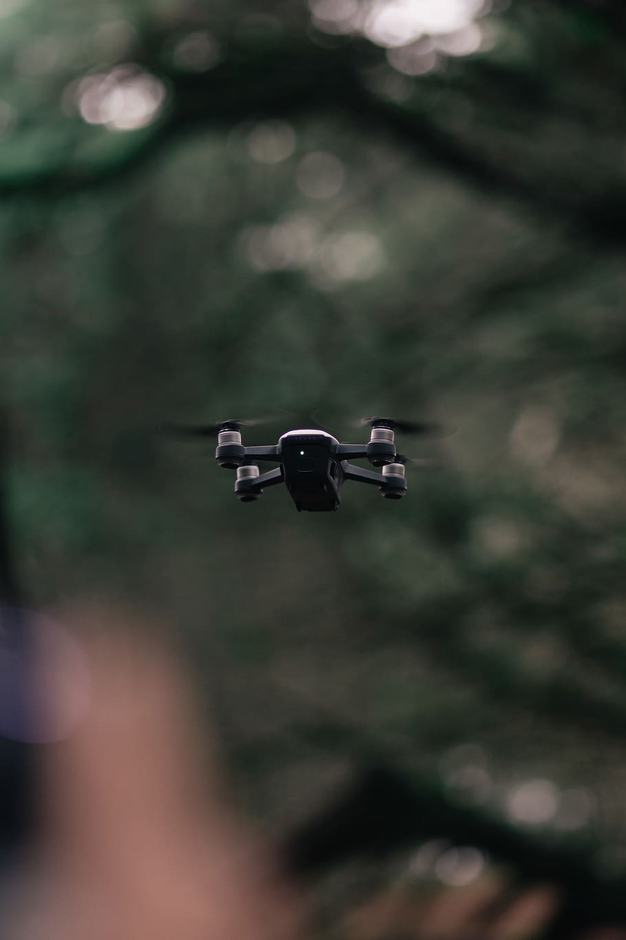 avió no volador negre, càmera, drone, volant, macro, tecnologia, a l'aire, dia, enfocament selectiu, càmera - equip fotogràfic, centrar-se en primer pla, temes de fotografia, cap gent, manera de transport, transport, moviment, a l'aire lliure, vehicle aeri, naturalesa, vigilància, planta, seguretat, càmera de seguretat, 4K
