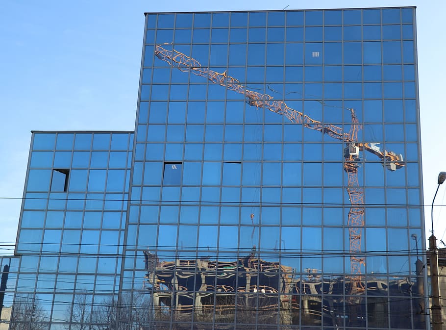 reflexió, grua, casa, edifici, blau, cel, arquitectura, ciutat, modern, estructura construïda, exterior de l'edifici, vista d’angle baix, dia, industria de la construcció, indústria, naturalesa, lloc de construcció, grua - maquinària de construcció, cap gent, incomplet, desenvolupament, cel clar, a l'aire lliure, vidre - material, exterior d’edifici d’oficines, canvi, equips de construcció, 5K