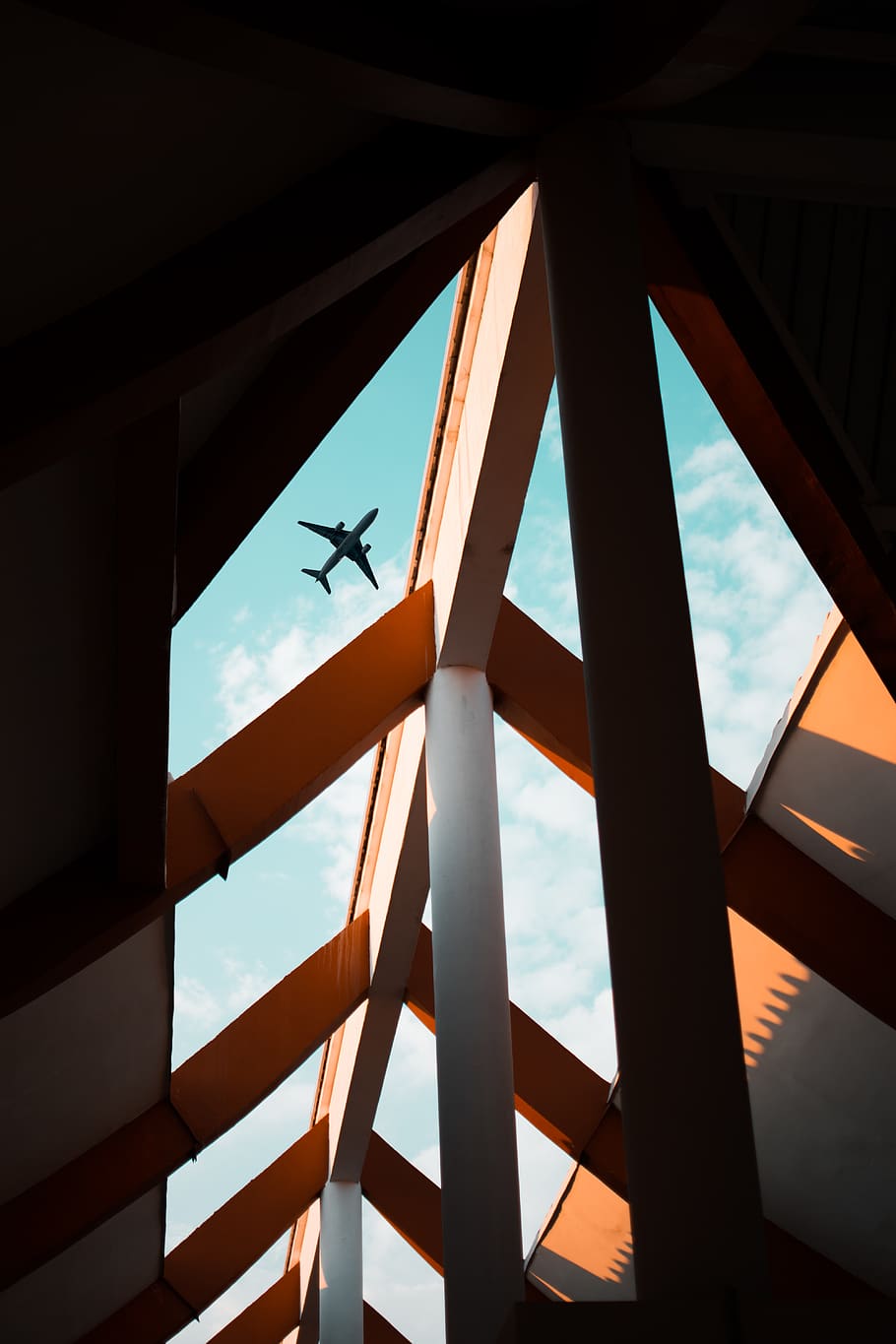 fly flyvende overhead, bygning, arkitektur, vindue, tagvindue, trappe, transportmidler, fly, køretøj, trekant, kontorbygning, gelænder, silhuet, boliger, belysning, korridor, sollys, flare, lys, bygget struktur, himmel, lav vinkel visning, ingen mennesker, indendørs, natur, dag, mønster, glas - materiale, bro, transportform, bro - menneskeskabt struktur, solnedgang, direkte under, loft, 5K