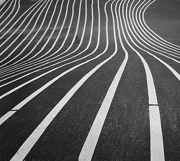 teló de fons, fons, fons negre, bw, color, fosc, disseny, gris, turó, carril, carrils, línies, llarg, estret, carretera, aspre, corrent, empinada, ratlles, estil, desigual, fons de pantalla, blanc, ratlles blanques, patró, corba, cap gent, transport, ciutat, símbol, signe, marcatge de carreteres, dia, carrer, marcatge, direcció, marc complet, arquitectura, asfalt, a l'aire lliure, el camí a seguir, línia divisòria, paral·lel, 4K, CC0, domini públic, lliure de regalies