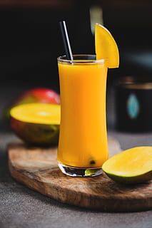 suc de mango, menjar i beguda, menjar, alimentació saludable, beure, vidre, frescor, copa, refresc, fruita, equipament per a la llar, benestar, taula, tall, material de fusta, cap gent, natura morta, a l'interior, color taronja, groc, primer pla, taronja, esmorzar, safata, 5K, CC0, domini públic, lliure de regalies
