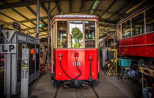 tramvia, sala, taller, oldtimer, Apagat, vell, nostàlgia, tren, cotxe de tramvia, transport de passatgers, atreviu-vos, històricament, vermell, manera de transport, transport, arquitectura, transport per ferrocarril, vehicle terrestre, transport públic, cap gent, tren - vehicle, dia, estructura construïda, vies del ferrocarril, a l'interior, pista, plataforma d’estació de ferrocarril, nombre, viatjar, seguretat, 5K, CC0, domini públic, lliure de regalies