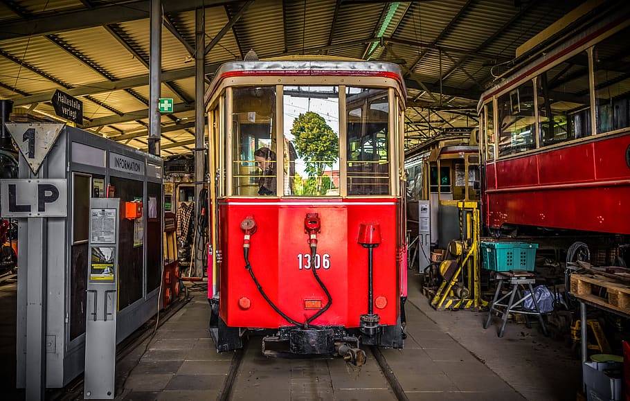 tramvia, sala, taller, oldtimer, Apagat, vell, nostàlgia, tren, cotxe de tramvia, transport de passatgers, atreviu-vos, històricament, vermell, manera de transport, transport, arquitectura, transport per ferrocarril, vehicle terrestre, transport públic, cap gent, tren - vehicle, dia, estructura construïda, vies del ferrocarril, a l'interior, pista, plataforma d’estació de ferrocarril, nombre, viatjar, seguretat, 5K