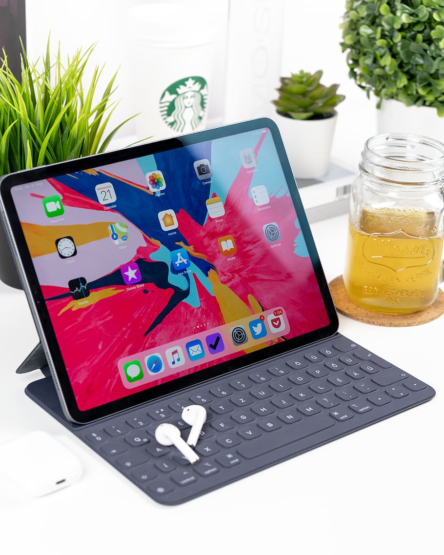 encès, negre, Tablet PC, teclat, taula, natura morta, portàtil, cap gent, tecnologia, ordinador, comunicació, tecnologia sense fils, menjar i beguda, a l'interior, vista d’angle alt, contenidor, publicació, llibre, primer pla, refresc, menjar, connexió, beure, 4K