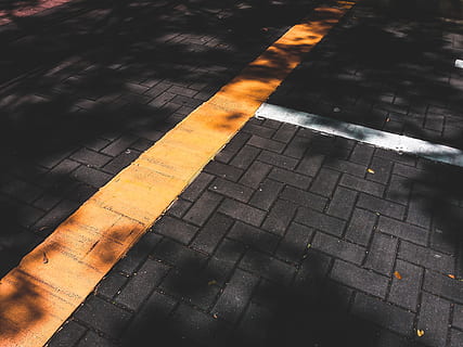 nero, Marrone, superficie, mattoni, buio, luce del giorno, modello, ombra, struttura, urbano, giallo, marcatura, segnaletica stradale, vista dall'alto, strada, cartello, città, mezzi di trasporto, simbolo, giorno, bagnato, nessuno, pioggia, all'aperto, asfalto, sentiero, comunicazione, attraversamento pedonale, stagione piovosa, linea di divisione, 4K, CC0, dominio pubblico, privo di copyright