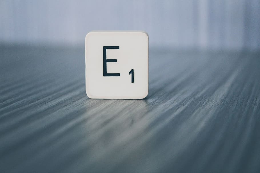 e1 scrabble dlaždice, slovo, text, dřevo, příborník, nábytek, abeceda, tvrdé dřevo, deska stolu, jídlo, symbol, číslo, hra, podlaha, stříbrný, kostky, domino, skříň, bezpečnostní, uvnitř, nikdo, dřevo - materiál, detail, bílá barva, jeden objekt, sdělení, Černá barva, selektivní zaměření, stůl, nástěnný prvek, studio shot, hračka blok, technologie, jednoduchost, den, zpráva, 5K