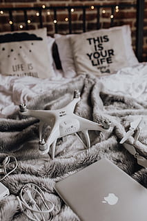 drone, portable, accessoires, mensonge, lit, prêt, Voyage, fantôme 4, dji, chambre, macbook, Macbook Pro, ordinateur, photographe, literie, La technologie, à l'intérieur, Vrais gens, chaussure, vue grand angle, textile, Vêtements, partie du corps humain, meubles, se concentrer sur le premier plan, nature morte, une personne, section basse, fermer, femmes, mode, affaires, relaxation, 5K