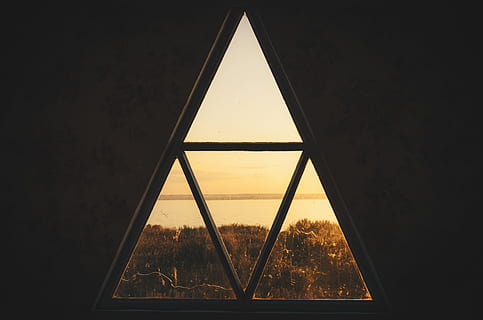 janela, alta, árvore, dourado, hora, triângulo, quadro, Armação, Visão, floresta, lago, agua, forma, por do sol, abstrato, geometria, canto, estrutura construída, ninguém, céu, arquitetura, forma triangular, natureza, dentro de casa, plantar, forma geométrica, visão de baixo ângulo, vidro - material, copie o espaço, dia, construção, 4K, CC0, domínio público, royalty free