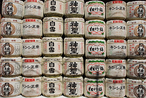 lot de paquets assortits, beure, sake, begudes, alcohol, menjar, hamburguesa, rellotge de polsera, stout, cervesa, licor, ampolla, te, ceràmica, art, porcellana, vi, estofat, plat, barril, gran grup d'objectes, abundància, en fila, fons, marc complet, arranjament, menjar i beguda, script no occidental, barrica de vi, cap gent, comunicació, pila, guió, cilindre, text, repetició, ordre, elaboració de vins, 4K, CC0, domini públic, lliure de regalies