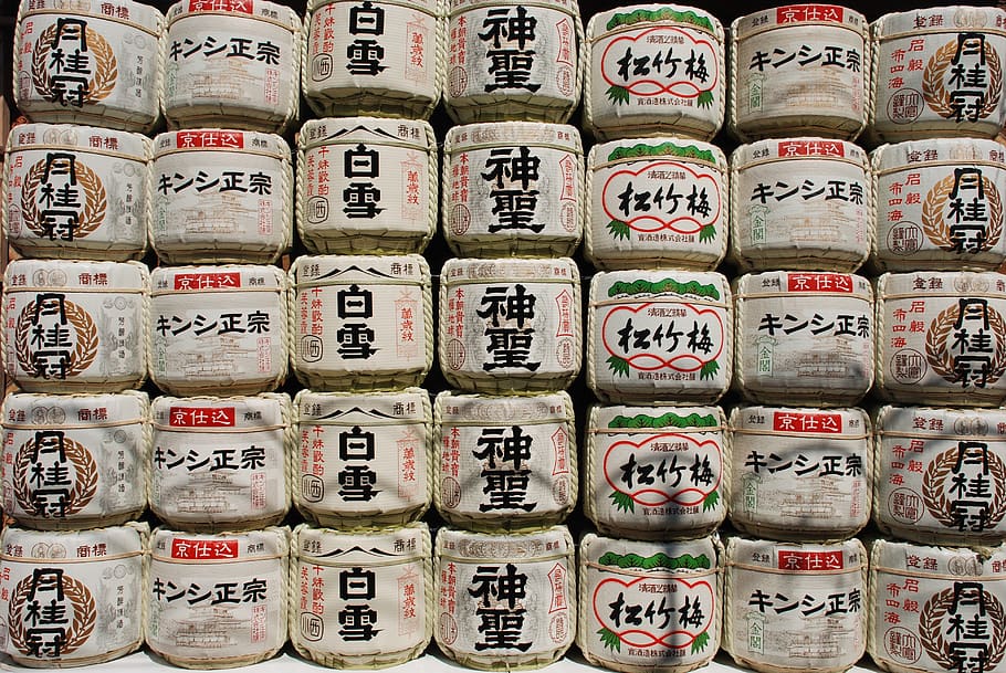 lot de paquets assortits, beure, sake, begudes, alcohol, menjar, hamburguesa, rellotge de polsera, stout, cervesa, licor, ampolla, te, ceràmica, art, porcellana, vi, estofat, plat, barril, gran grup d'objectes, abundància, en fila, fons, marc complet, arranjament, menjar i beguda, script no occidental, barrica de vi, cap gent, comunicació, pila, guió, cilindre, text, repetició, ordre, elaboració de vins, 4K