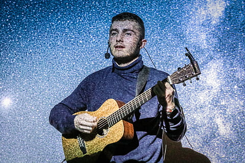 mann som utfører gitar, musikk Instrument, gitar, fritidsaktiviteter, person, menneskelig, musiker, gitarist, bassgitar, utøver, elektrisk gitar, lutt, arkitektur, tårn, spir, bygning, mandolin, bunker, rockekonsert, konsert, musikk, én person, strengeinstrument, forfra, kunstkultur og underholdning, spiller, kunstner, opptreden, holding, musikalsk utstyr, voksen, fra livet opp, plukke et instrument, ferdighet, blå bakgrunn, 5K, CC0, offentlig domene, opphavsrett gratis