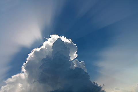 Dom, cubierto, blanco, nubes, demostración, iluminar desde el fondo, cielo azul, nublado, luz, naturaleza, cielo, luz del sol, rayos de sol, nube - cielo, belleza en la naturaleza, paisaje de nubes, paisajes - naturaleza, el color blanco, antecedentes, tranquilidad, escena tranquila, nadie, azul, día, idílico, al aire libre, ambiente, mullido, brillante, blandura, meteorología, 4K, CC0, dominio público, libre de derechos