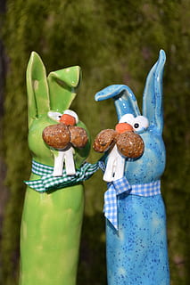 påske, Påske hare, forår, hare, deco, ører, påske tema, påske dekoration, figur, gnaver, dekoration, keramisk, kunsthåndværk, keramik, blå, grøn, sjov, repræsentation, ingen mennesker, dag, Kunst og håndværk, kreativitet, fokus på forgrunden, menneskelig repræsentation, mad, natur, tæt på, håndværk, fugl, udendørs, mad og drikke, plante, skulptur, grøntsag, 4K, CC0, offentligt domæne, royaltyfrie