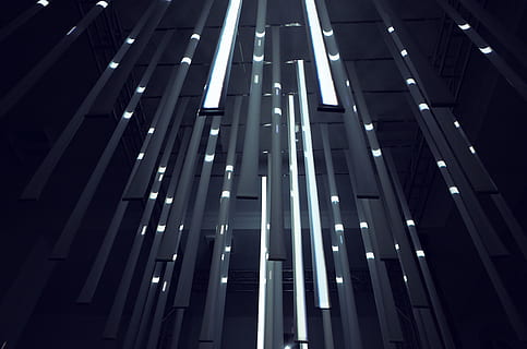 illuminazione, luce, cristallo, costruzione, architettura, modello, neon, edificio per uffici, pianta, albero, frattale, ornamento, corridoio, cupola, finestra, lucernario, sfera, urbano, ascensore, Minecraft, struttura costruita, Inquadratura dal basso, notte, illuminato, moderno, città, nessuno, esterno dell'edificio, attrezzatura per l'illuminazione, raggiante, luce - fenomeno naturale, all'aperto, fotogramma intero, alto - alto, edificio per uffici esterno, sfondi, soffitto, grattacielo, vita notturna, 4K, CC0, dominio pubblico, privo di copyright