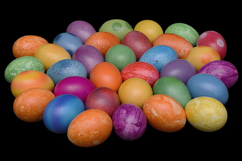 Paas eieren, kleurrijk, Pasen, gelukkig Pasen, kleur, Pasen-thema, heerlijk, vrolijk, gekleurde, gekookte eieren, geel, oranje, roze, Purper, blauw, groen, gekookt, hartgekocht, eivormig, multi gekleurd, voedsel, studio opname, eten en drinken, grote groep objecten, binnenshuis, zwarte achtergrond, stilleven, geen mensen, versheid, paasei, ei, zoet eten, viering, detailopname, variatie, keuze, arrangement, zoet, bestellen, verleiding, 5K, CC0, publiek domein, royaltyvrij
