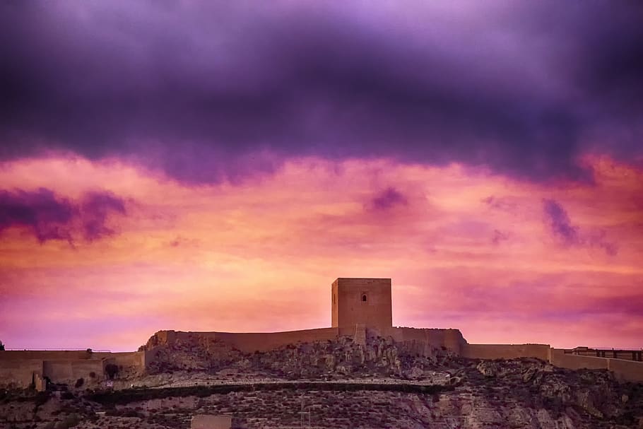 cielo, castello, nuvole, tramonto, architettura, fortezza, struttura costruita, nuvola - cielo, storia, esterno dell'edificio, il passato, natura, costruzione, antico, destinazioni di viaggio, vecchio, nessuno, forte, turismo, viaggio, colore arancione, all'aperto, città, antica civiltà, viola, 5K