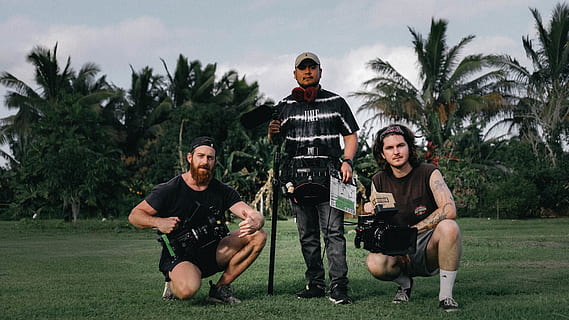 uomo, in piedi, Due, attracco dell'uomo, umano, persona, abbigliamento, capi di abbigliamento, pianta, erba, pantaloncini, albero, Arecaceae, Palma, cineamatographer, attrezzatura cinematografica, produzione video, squadra video, video, attrezzatura fotografica, troupe cinematografica, registi, Hawaii, ritratto, guardando la fotocamera, gruppo di persone, vista frontale, lunghezza intera, abbigliamento casual, adulto, persone, giovane adulto, uomini, giovani uomini, metà uomini adulti, natura, maschi, detenzione, all'aperto, 5K, CC0, dominio pubblico, privo di copyright