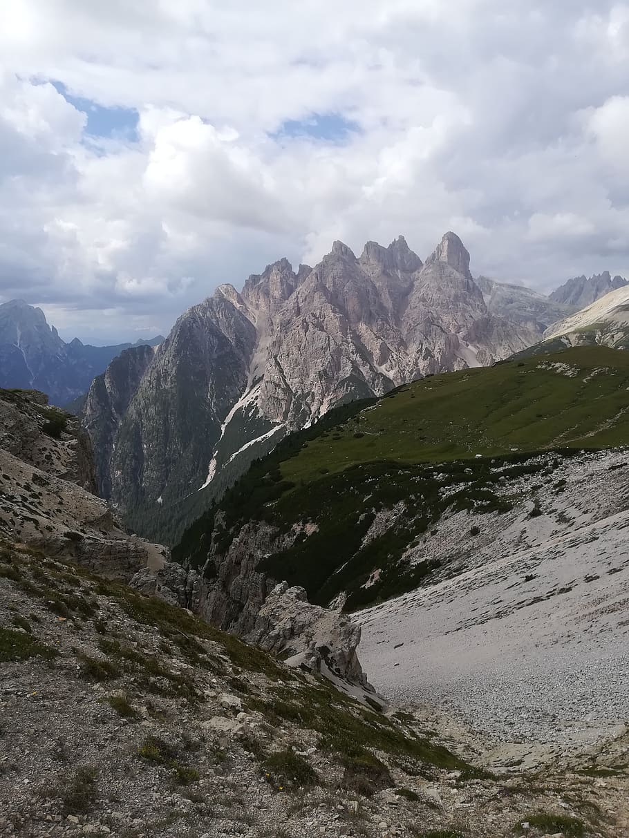 Alps de muntanya, naturalesa, muntanya, a l'aire lliure, Serra, pendent, pic, provincia di belluno, carretera sense nom, aventura, activitats de lleure, núvols, muntanyes, dolomites, Itàlia, superior, gel, habitatge, edifici, camp, paisatge, cel, medi ambient, núvol - cel, bellesa a la natura, escenics - natura, cap gent, escena tranquil·la, escena no urbana, tranquil·litat, dia, rock, terra, vall, cim de muntanya, rang, 4K