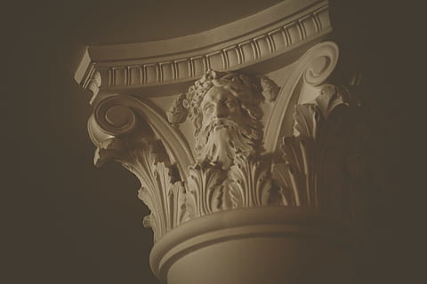 hvid beton søjle, arkitektur, bygning, søjle, kolonne, tiki, emblem, symbol, totem, monument, obelisk, parthenon, tilbede, helligdom, tempel, krypt, lår, arkæologi, glas, pokal, mekka, Kunst og håndværk, menneskelig repræsentation, lav vinkel visning, repræsentation, håndværk, skulptur, kreativitet, historie, fortiden, mandlig lighed, kvindelig lighed, indendørs, ingen mennesker, statue, bygget struktur, carving - håndværk produkt, tæt på, kopiere plads, udsmykkede, arkitektoniske kolonne, blomstermønster, 2K, CC0, offentligt domæne, royaltyfrie