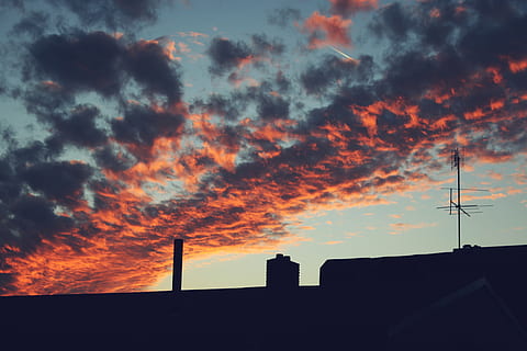 Países Bajos, cielo, nubes, nubes rosadas, Holanda, nube - cielo, arquitectura, estructura construida, puesta de sol, exterior del edificio, silueta, color naranja, naturaleza, edificio, vista de ángulo bajo, nadie, belleza en la naturaleza, comunicación, tecnología, cielo dramático, al aire libre, antena - antena, conexión, 4K, CC0, dominio público, libre de derechos