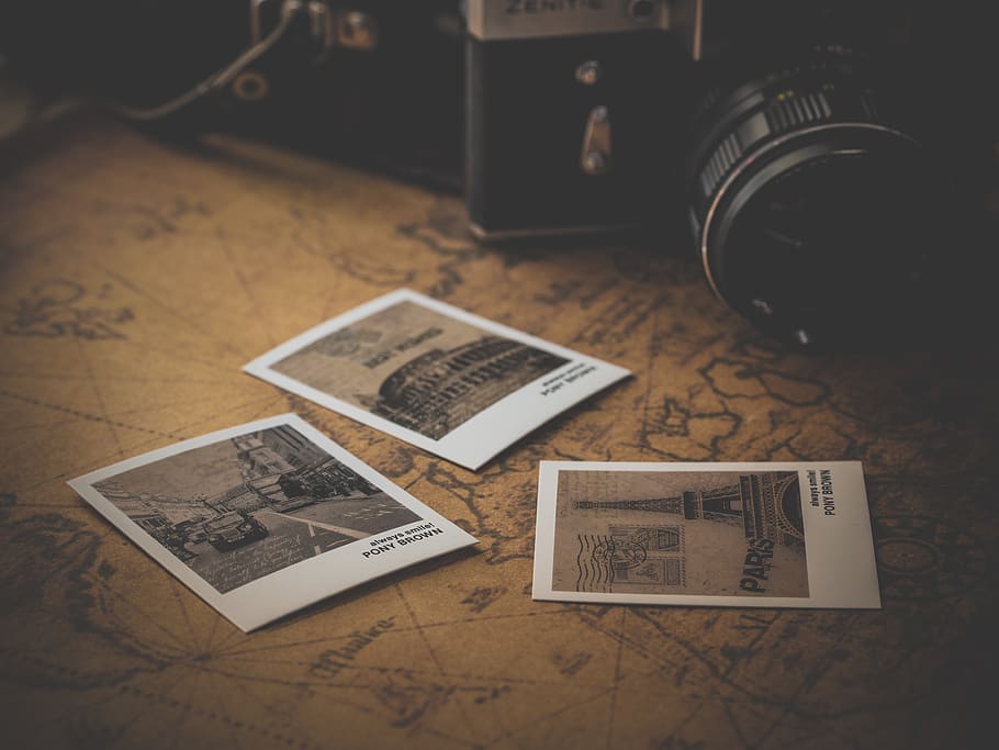 dslr fotoaparát, béžový, povrch, antický, Fotoaparát, klasický, mapa, fotky, obrázky, sdělení, uvnitř, stůl, stálý život, vysoký úhel pohledu, nikdo, technologie, text, lidské zastoupení, fotografická témata, zaměřit se na popředí, selektivní zaměření, detail, papír, podlaha, bezdrátové technologie, retro stylu, zastoupení, přenosné informační zařízení, 4K