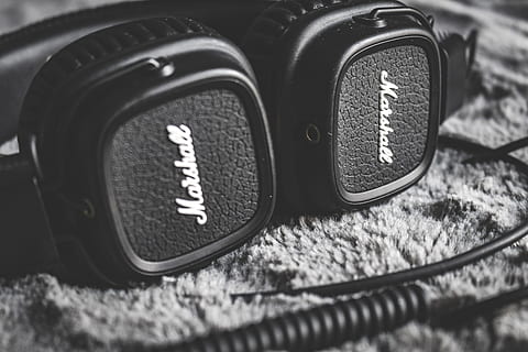 fotografía en escala de grises, negro, auriculares marshall, audio, coche, clásico, electrónica, equipo, moderno, música, el plastico, retro, sonar, altavoz, estéreo, tecnología, vehículo, vendimia, inalámbrico, de cerca, centrarse en primer plano, comunicación, adentro, deporte, texto, nadie, auriculares, fuerza, enfoque selectivo, escuchando, interior del coche, escritura occidental, número, controlar, entrenamiento deportivo, estilo de vida saludable, Entrenamiento con pesas, presionar el botón, teclado, accesorio personal, 5K, CC0, dominio público, libre de derechos