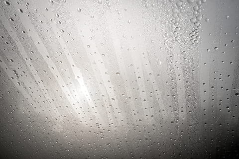 astratto, acqua, fondale, sfondo, luminosa, bolla, pulito, chiaro, freddo, colore, concetto, concettuale, condensato, condensazione, decorazione, far cadere, gocciolina, effetto, autunno, flusso, sfondi, bagnato, vetro - materiale, pioggia, fotogramma intero, finestra, trasparente, goccia di pioggia, avvicinamento, nessuno, in casa, modello, natura, nebbia, strutturato, stagione piovosa, purezza, rugiada, effetto strutturato, 5K, CC0, dominio pubblico, privo di copyright