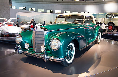 coupé verd, màquina, roda, transport, cotxe, automòbil, vehicle, humà, persona, cotxe antic, barra calenta, show car, camió, coupe, cotxe esportiu, urbà, ciutat, edifici, metròpolis, convertible, manera de transport, vehicle terrestre, persones incidentals, persones reals, cotxe d'època, dia, grup de persones, arquitectura, estructura construïda, estils de vida, gent, a l'aire lliure, estil retro, viatjar, 4K, CC0, domini públic, lliure de regalies