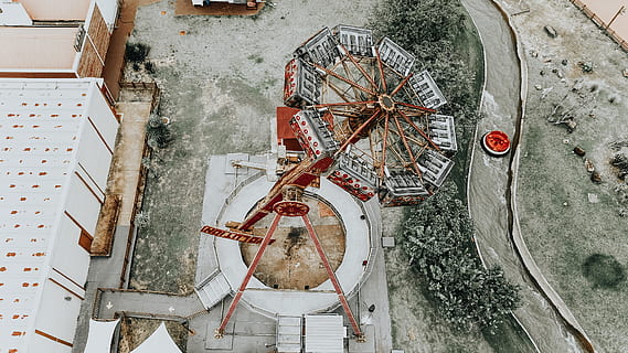 sorte metalrammer, maskine, forlystelsespark, pariserhjul, talte, legeringshjul, hjul, bygning, arkitektur, tårn, menneskemængde, udendørs, landskab, natur, sfære, luftfoto, solur, vej, hovedvej, ingen mennesker, høj vinkel visning, dag, direkte over, bygget struktur, murbygningsfunktion, transportmidler, forladt, beskadiget, industri, rød, form, kreativitet, træ - materiale, Kunst og håndværk, geometrisk form, 4K, CC0, offentligt domæne, royaltyfrie