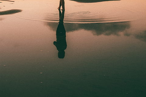 reflexió, persona, aigua, oceà, calma, ondulació, platja, vibrant, obscur, canviant d'humor, naturalesa, llac, posta de sol, a l'aire lliure, silueta, dones, mar, escena tranquil·la, estiu, bellesa a la natura, vespre, llum solar, sorra, al matí, sortida del sol - alba, relaxació, paisatge, gent, femelles, una persona, cel, llac salat, escenics, 4K, CC0, domini públic, lliure de regalies
