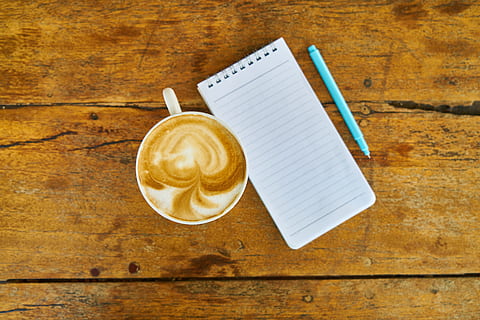 cafè, nota, quadern, bolígraf, el treball, curs, oficina, al matí, sobri, llet, taula, escriure, tassa, paper, notes, està buit, cafeteria, treballar, estudiar, espresso, cappuccino, cafeïna, begudes, bon dia, article, cafè - beguda, tassa de cafè, menjar i beguda, directament a sobre, beure, refresc, natura morta, material de fusta, a l'interior, vista d’angle alt, cap gent, beguda espumosa, estri de cuina, frescor, bloc de notes, vaixella, latte, 8K, CC0, domini públic, lliure de regalies