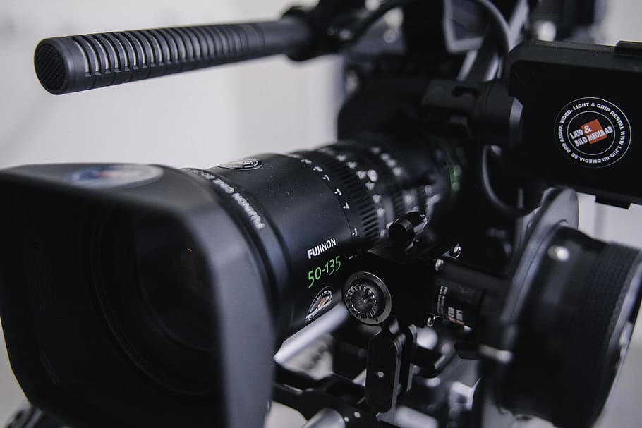 černá střelnice, Fotoaparát, elektronika, videokamera, digitální fotoaparát, filmové produkce, kamerového vybavení, kamerové zařízení, video produkce, kamerové čočky, cívka, spirála, rotoru, stroj, popruh, adaptér, polštář, monitor, obrazovka, LCD obrazovka, Zobrazit, technologie, fotografická témata, fotoaparát - fotografické vybavení, televizní kameru, detail, fotografické vybavení, sdělení, objektiv - optický přístroj, filmový průmysl, umělecká kultura a zábava, natáčení, zařízení, vysílání, čočka - oko, nikdo, studio shot, uvnitř, studio, domácí videokamera, video, kameraman, elektrické zařízení, 5K