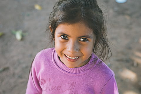 paraguay, Lambare, ritratto, guardando la fotocamera, sorridente, bambino, colpo alla testa, infanzia, prole, felicità, ragazze, una persona, donne, femmine, colore rosa, emozione, avvicinamento, giorno, innocenza, concentrarsi sulle conoscenze acquisite, vista frontale, acconciatura, 5K, CC0, dominio pubblico, privo di copyright