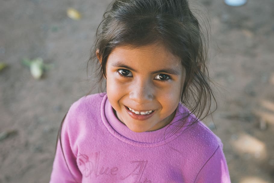 paraguay, lambare, retrat, mirant la càmera, somrient, nen, tirada al cap, infància, descendència, felicitat, noies, una persona, dones, femelles, color rosa, emoció, primer pla, dia, innocència, centrar-se en primer pla, vista frontal, pentinat, 5K