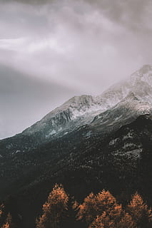 montagna, coperto, la neve, giorno, foresta, albero, nube, cielo, autunno, paesaggio, natura, nuvoloso, tempestoso, nebbioso, grigio, arancia, viaggio, voglia di girovagare, vagare, avventura, android wallpapr, picco di montagna, Paesaggi, all'aperto, nuvola - cielo, catena montuosa, collina, bellezza nella natura, nebbia, inverno, Cloudscape, tramonto, roccia - oggetto, valle, nessuno, stagione, Alpi europee, estate, buio, Europa, 5K, CC0, dominio pubblico, privo di copyright