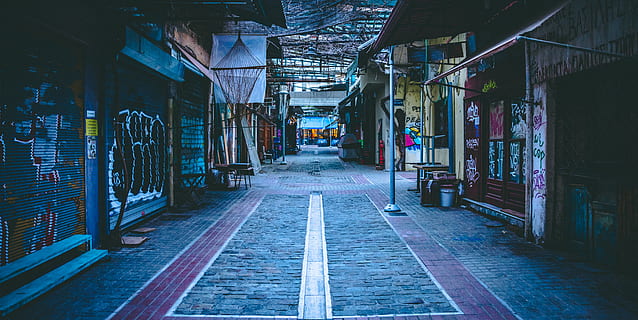 pavimento di cemento grigio, architettura, struttura costruita, la strada davanti, esterno dell'edificio, costruzione, direzione, nessuno, giorno, vuoto, all'aperto, vicolo, quartiere residenziale, sentiero, città, assenza, Casa, stretto, disordinato, tubo - tubo, graffiti, 5K, CC0, dominio pubblico, privo di copyright