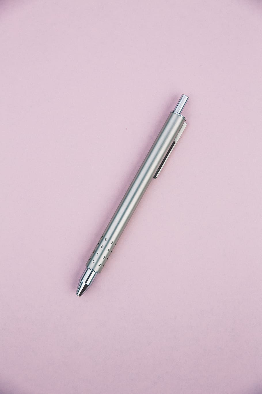 ploma de clic gris, bolígraf, paper, rosa, plata, eina, De dalt a baix, pis, solter, poema, obert, oficina, quadern, mínim, lírica, idees, idea, oficina a casa, escriptura a mà, escriptor, buit, natura morta, tir de l'estudi, a l'interior, tallar, metall, cap gent, vista d’angle alt, còpia espai, sol objecte, color plata, primer pla, instrument d’escriptura, dos objectes, color rosa, fons de colors, eina de treball, educació, taula, luxe, 5K