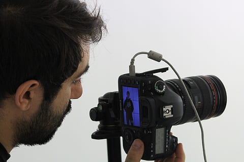 muž, použitím, Černá, dslr fotoaparát, elektronika, Fotoaparát, osoba, člověk, fotografie, tvář, fotografování, fotograf, videokamera, macchina fotografica, fotografia, focení, dcproductions.it, smilemarketing.it, eppyou.com, kánon, portrét, prst, lidé, technologie, fotografická témata, jedna osoba, uvnitř, muži, fotoaparát - fotografické vybavení, střela do hlavy, fotografické vybavení, studio shot, detail, obsazení, digitální fotoaparát, aktivita, skutečných lidí, samci, střední dospělý, dospělý, moderní, natáčení, 5K, CC0, veřejná doména, bez autorských práv