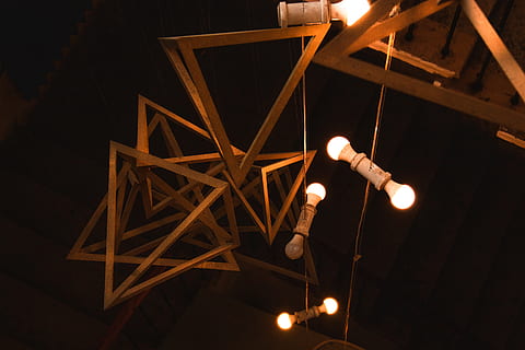 luce, gark, geometria, le forme, figure, lampadina, lampadine, le scale, verticale, giù, atmosferico, orangelight, morbido, luce soffusa, attrezzatura per l'illuminazione, illuminato, in casa, nessuno, elettricità, notte, raggiante, luce elettrica, luce - fenomeno naturale, buio, soffitto, Inquadratura dal basso, energia efficiente, architettura, lampada elettrica, lampadina ad alta efficienza energetica, sospeso, legno - materiale, apparecchio di illuminazione, 5K, CC0, dominio pubblico, privo di copyright