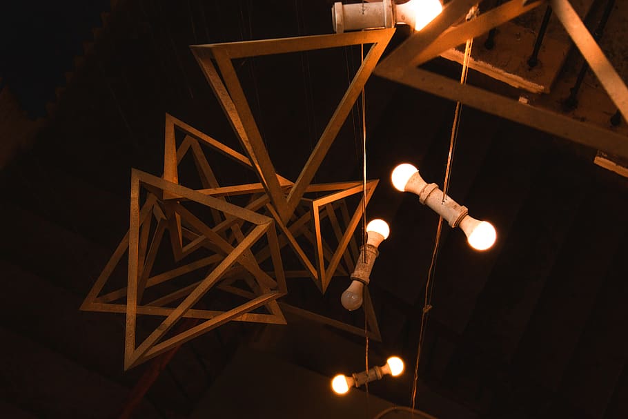 llum, gark, geometria, formes, xifres, bombeta, bombetes, escales, vertical, baixar, atmosfèric, orangelight, suau, llum suau, equips d’il·luminació, il·luminat, a l'interior, cap gent, electricitat, nit, brillant, llum elèctrica, llum - fenomen natural, fosc, sostre, vista d’angle baix, energia eficient, arquitectura, bombeta eficient, penjant, material de fusta, 5K
