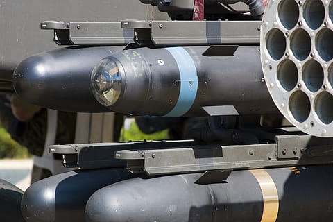 apache, helikopter, fighter, maskineri, metal, maskindel, industri, ingen mennesker, teknologi, dag, tæt på, militær, fokus på forgrunden, fabrik, udendørs, transportmidler, rør - rør, tank, våben, udstyr, motor, luftfartøj, legering, sølvfarvet, stål, hjul, 2K, CC0, offentligt domæne, royaltyfrie