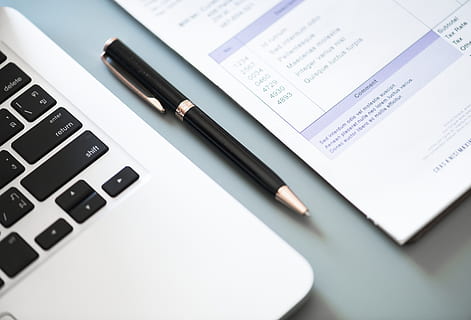 negru, gri, creionul răsucite, lângă, laptop, a închide, dispozitiv digital, document, flatlay, informație, tastatură, nimeni, stilou, comunicare, tehnologia fără fir, tehnologie, calculator, hârtie, masa, conexiune, natură moartă, tastatura, nici o persoana, în interior, vedere în unghi mare, echipamente de calcul, instrument de scris, dispozitiv portabil de informații, Afaceri, birou, documente, gol, 5K, CC0, domeniu public, fără drepturi de autor