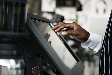 sort, firkant, elektronisk, apparat, sløring, tæt på, data, digital, elektronik, udstyr, flad, hånd, indendørs, mand, overvåge, person, afspejling, skærm, system, teknologi, røre ved, menneskelig hånd, en person, menneskelig kropsdel, beskæftigelse, rigtige mennesker, maskineri, arbejder, forretning, kropsdel, industri, herrer, fokus på forgrunden, livsstil, brændstof og elproduktion, finansiere, detail, trykknap, finger, 5K
