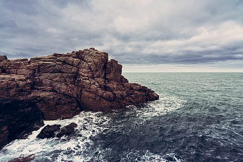 fotografía, marrón, rock, cuerpo, agua, tiempo de día, nube, Oceano, cielo, nublado, navegar, naturaleza, wafe, azul, acantilado, mar, costa, paisaje, viaje, remoto, subida, playa, descanso, roca - objeto, belleza en la naturaleza, formacion de roca, sólido, paisajes - naturaleza, tranquilidad, escena tranquila, nube - cielo, horizonte sobre el agua, escena no urbana, horizonte, idílico, nadie, día, al aire libre, erosionado, costa rocosa, 5K, CC0, dominio público, libre de derechos