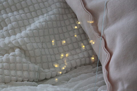 minimal, backround, tapet, streng lys, fe lys, lys, afspejling, eksperimentel, en person, Kvinder, menneskelig kropsdel, voksen, seng, tæt på, indendørs, soveværelse, møbel, lavt afsnit, kropsdel, tekstil, hjemlige værelse, bagfra, hvid farve, linned, blødhed, midsection, slør, semi-dress, overvejelse, 4K, CC0, offentligt domæne, royaltyfrie