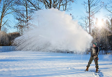 mpemba effekt, vinter, sne, kold, frost, Frosset, kaster vand, isnende, sæson, kold temperatur, træ, vintersport, en person, fuld længde, sport, natur, livsstil, herrer, dag, rigtige mennesker, fritidsaktivitet, varme tøj, plante, skønhed i naturen, stå på ski, hvid farve, udendørs, 2K, CC0, offentligt domæne, royaltyfrie